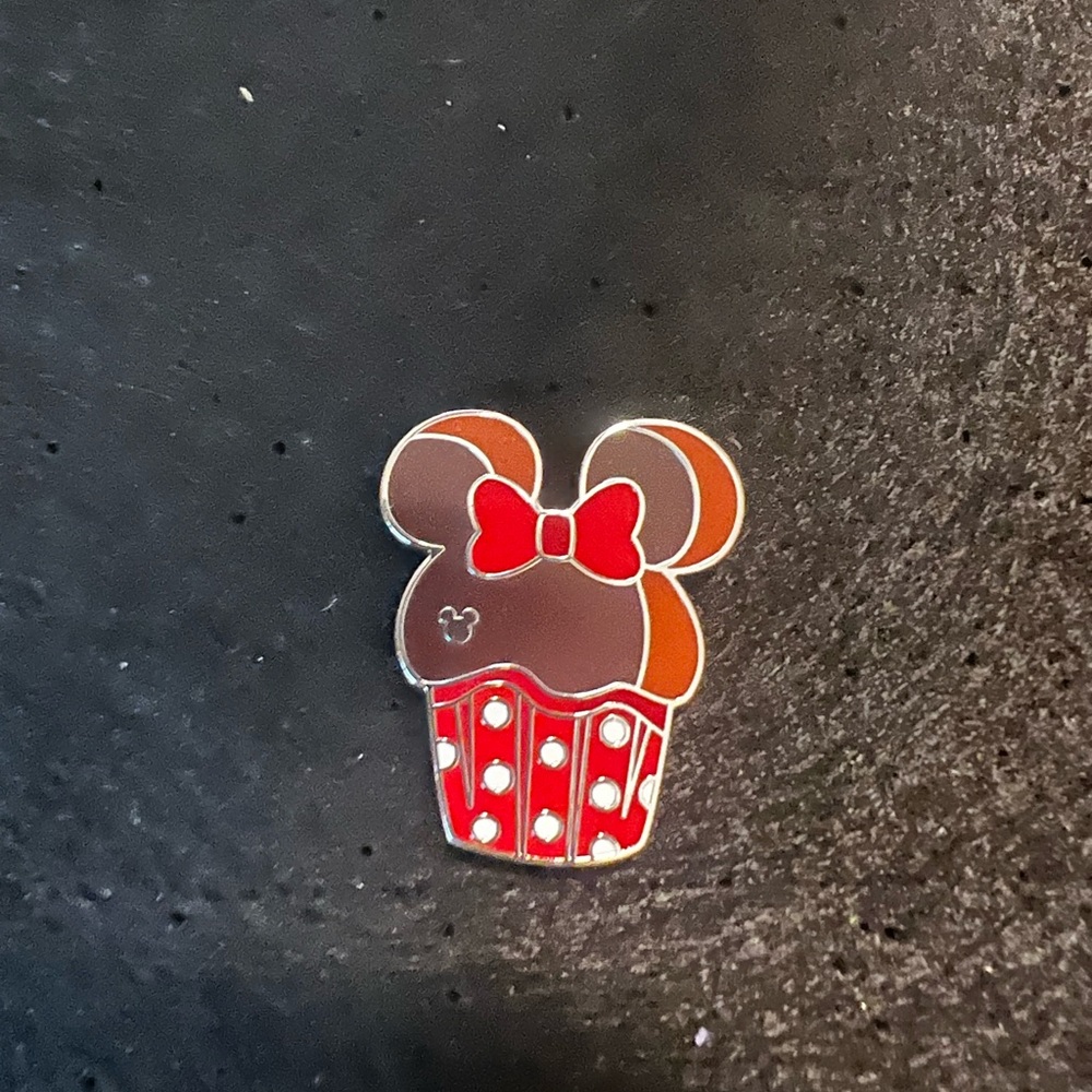 Disneyland wave b Minnie Mouse cupcake enamel pin